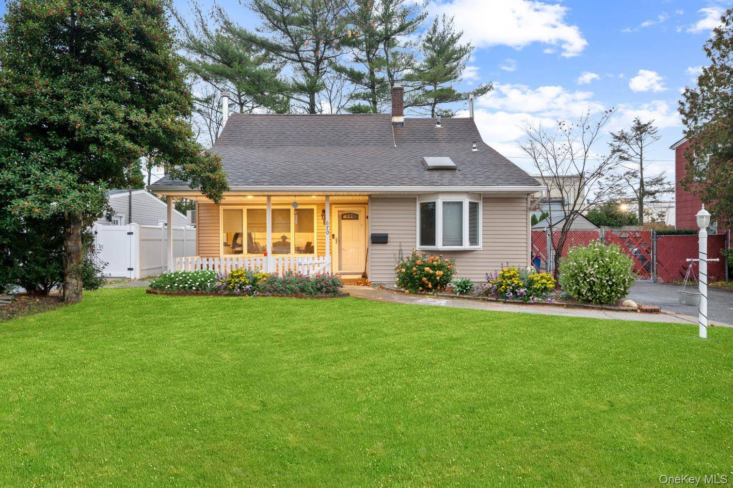 Westbury, NY 11590,670 Mason ST