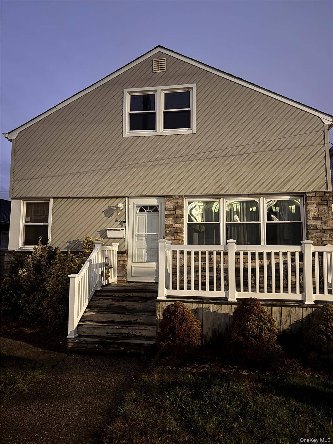 Island Park, NY 11558,62 Warwick RD #Upper