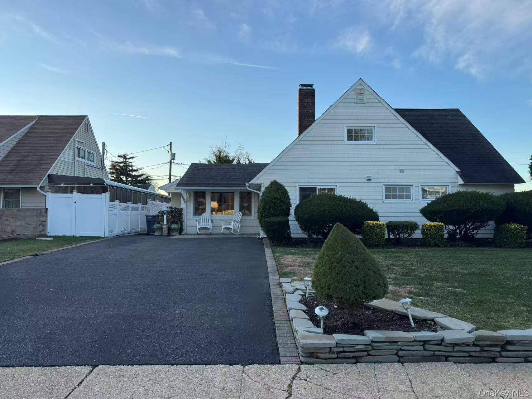 Levittown, NY 11756,6 Serpentine LN