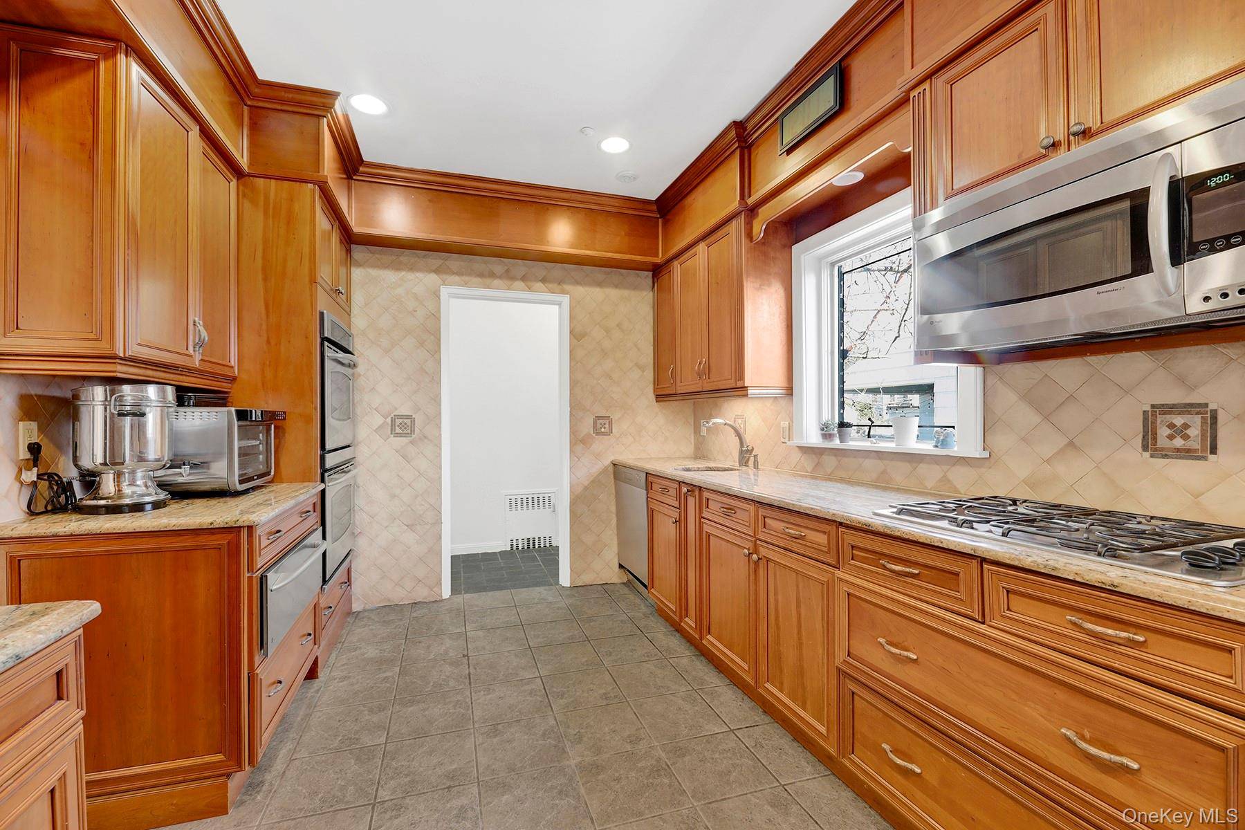 Long Beach, NY 11561,166 W Olive ST