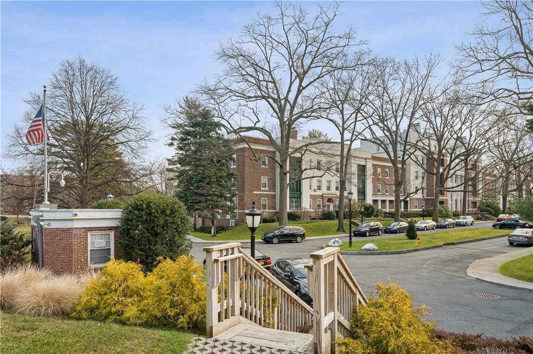 Bronxville, NY 10708,4 Brooklands #1J