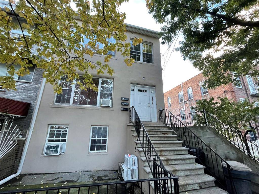 Bronx, NY 10469,2923 Radcliff AVE