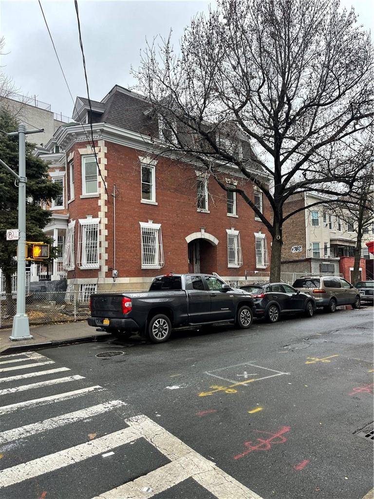 Bronx, NY 10458,371 E 198th ST