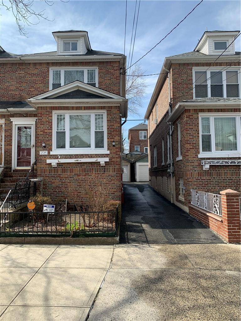 Bronx, NY 10469,2729 Pearsall AVE