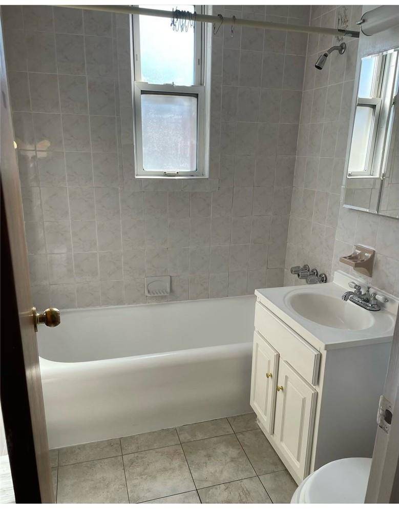 Bronx, NY 10461,2889 E 194th ST