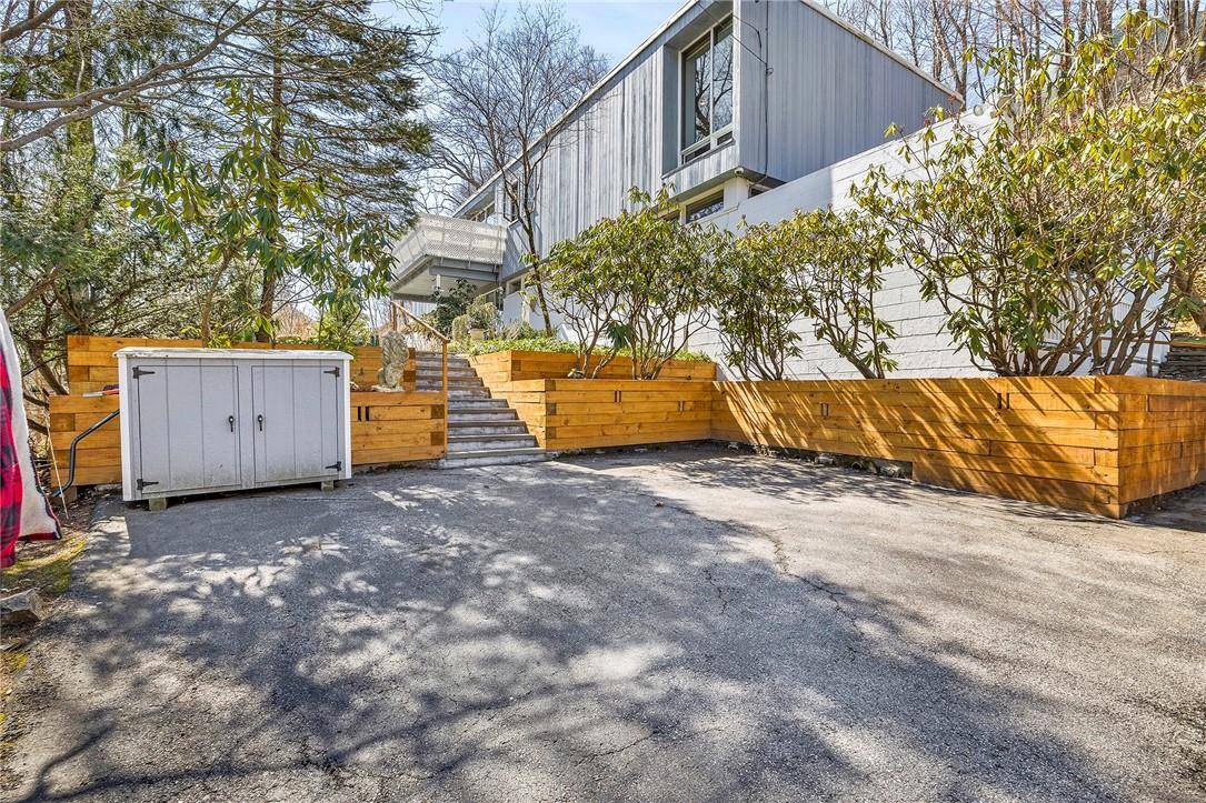 Pleasantville, NY 10570,360 Bear Ridge RD