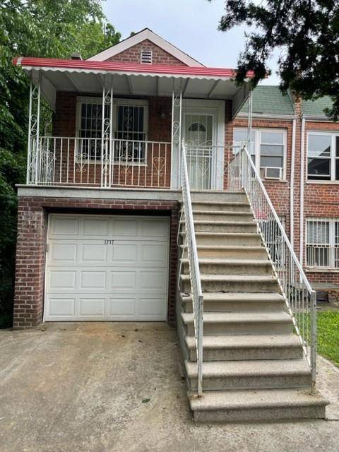 Bronx, NY 10469,1237 Mace AVE