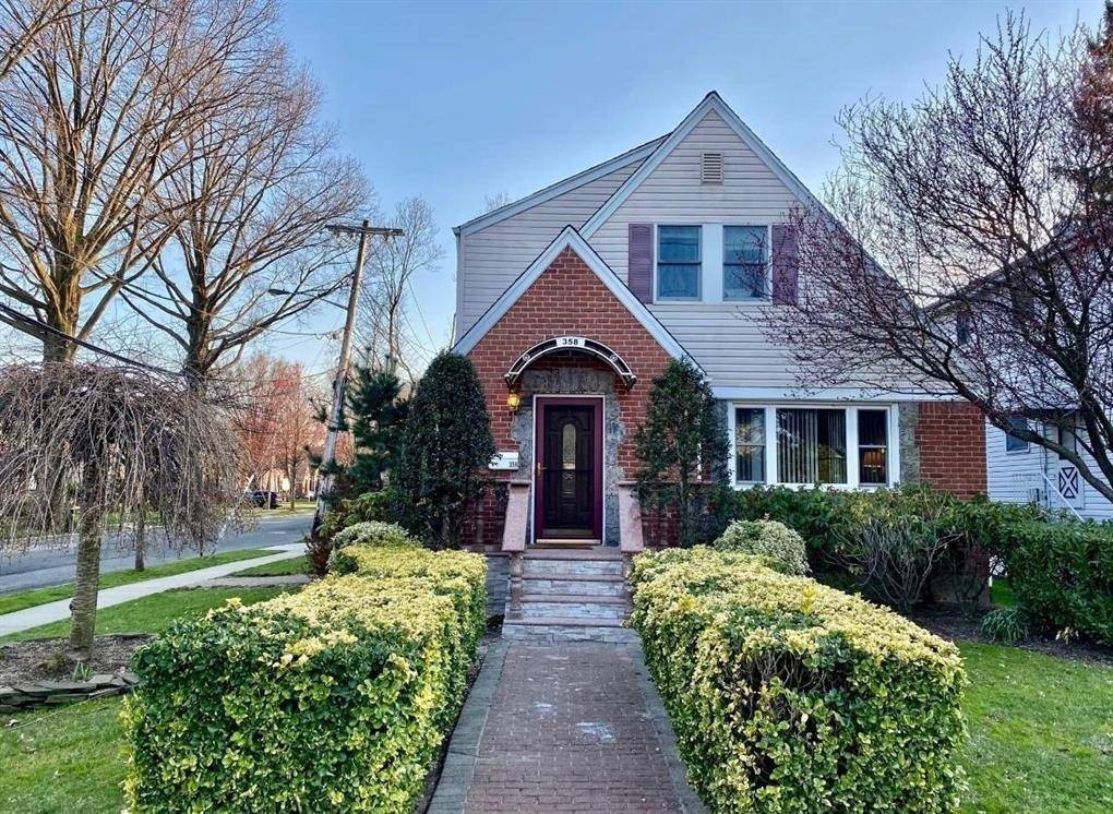 Floral Park, NY 11001,358 Tulip AVE