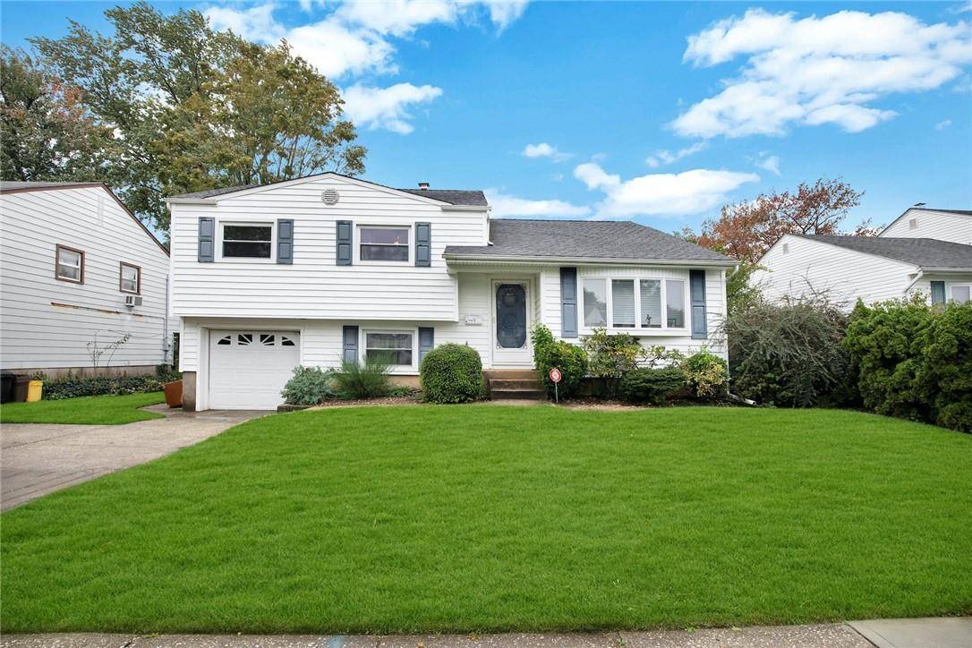 Hicksville, NY 11801,10 Edgewood DR