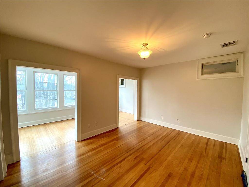 Warwick, NY 10990,14 Oakland AVE