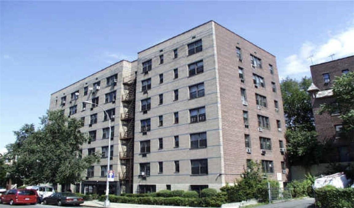 Bronx, NY 10458,3184 Grand Concourse #2D