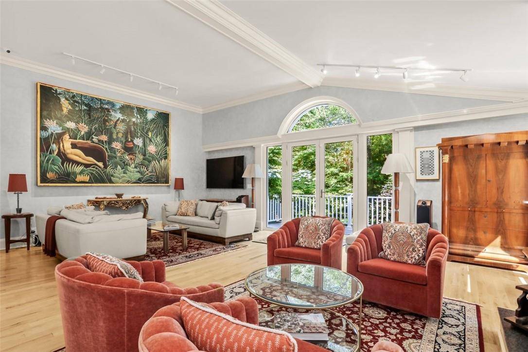 Greenwich, CT 06831,24 Nutmeg DR