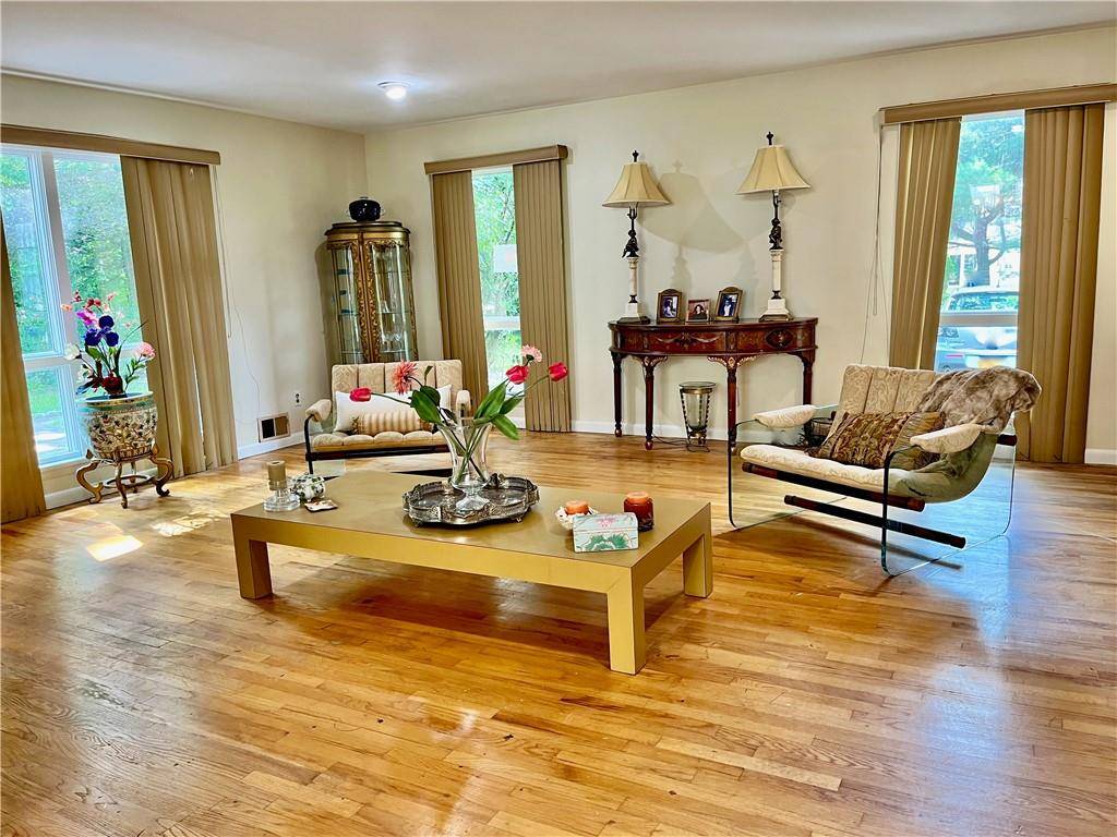 Orangeburg, NY 10962,9 Heather LN