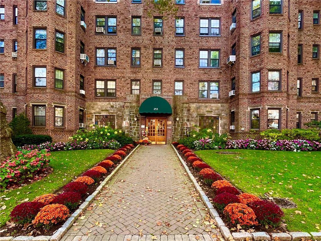 Scarsdale, NY 10583,253 Garth RD #5G
