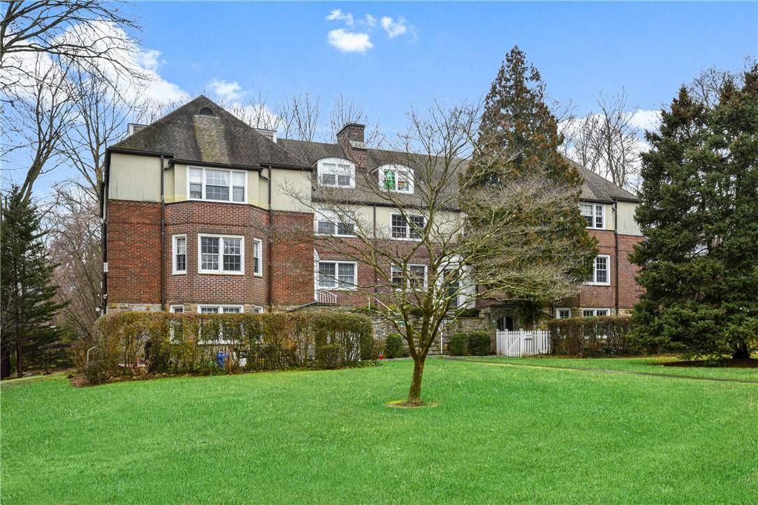 Scarsdale, NY 10583,11 SENTRY PL #1B