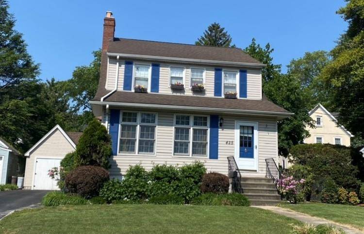 Pelham, NY 10803,425 Wolfs LN