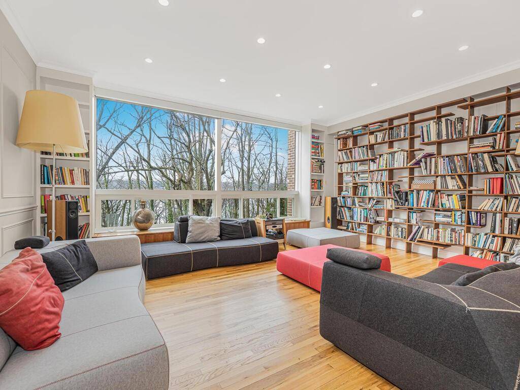 Bronx, NY 10471,4481 Douglas AVE #TH-16