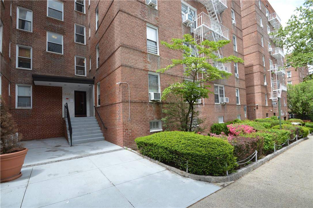 Yonkers, NY 10705,501 Riverdale AVE #2J