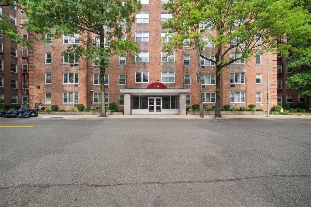 Yonkers, NY 10710,5 Sadore LN #2M