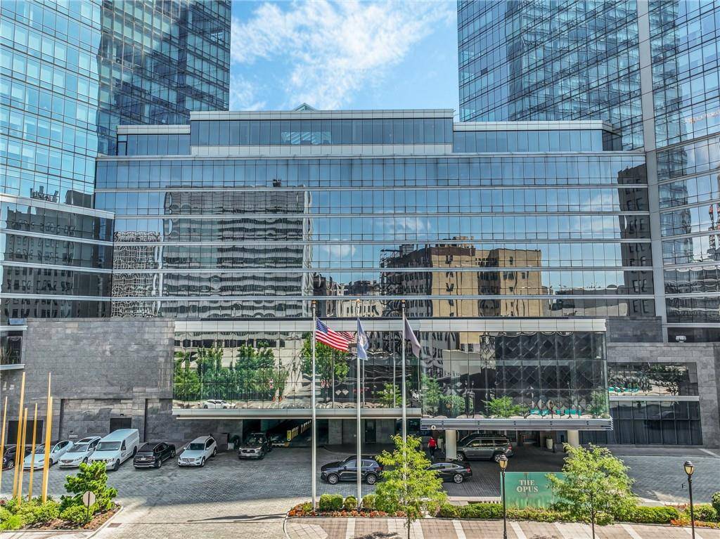 White Plains, NY 10601,1 Renaissance SQ #14E