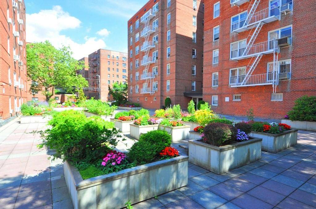 Yonkers, NY 10705,491 Riverdale AVE #6A