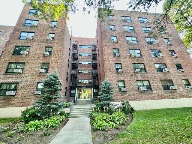 Oakland Gardens, NY 11864,211-02 75th AVE #4P