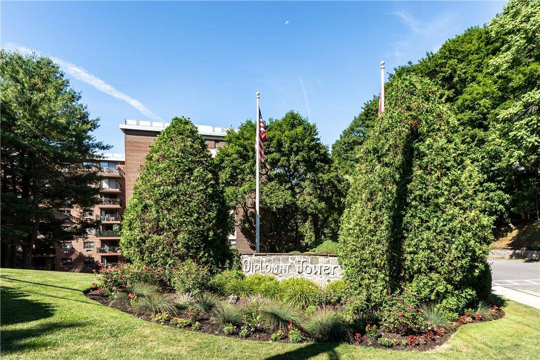 Mount Kisco, NY 10549,200 Diplomat Drive #4N