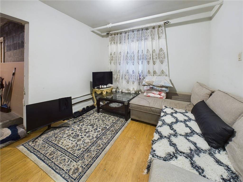 Bronx, NY 10469,2553 Radcliff AVE