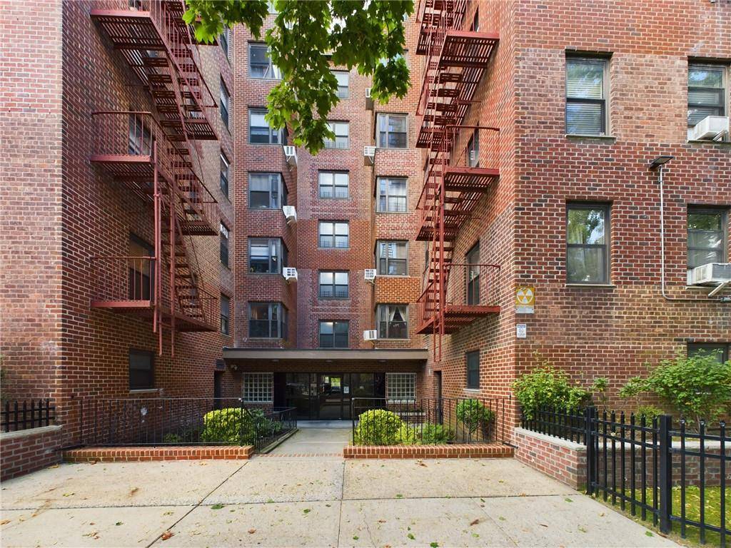 East Elmhurst, NY 11369,32-40 89th ST #208