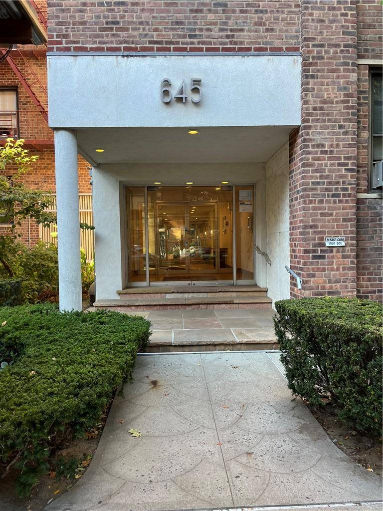 Bronx, NY 10463,645 W 239th ST #6A