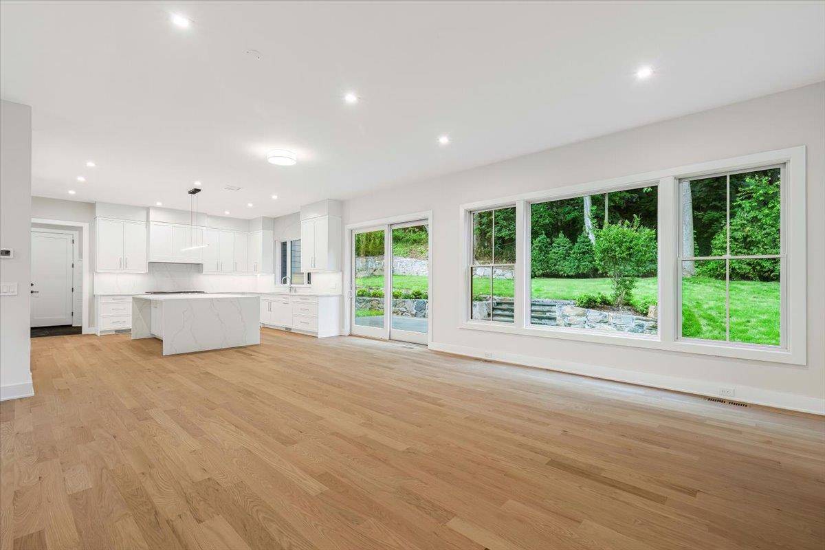 Scarsdale, NY 10583,239 ROCK CREEK LN