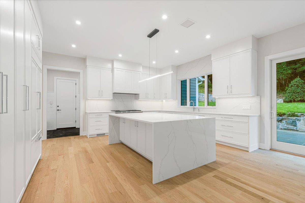 Scarsdale, NY 10583,239 ROCK CREEK LN