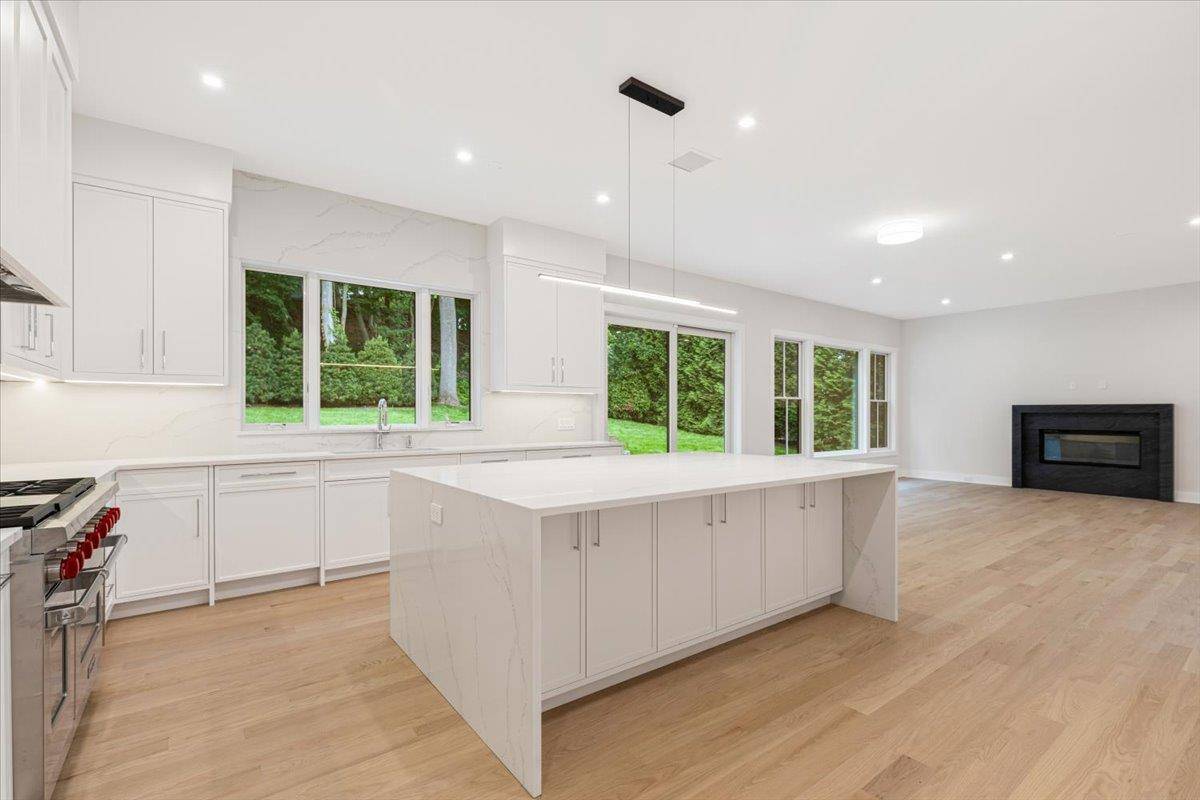 Scarsdale, NY 10583,239 ROCK CREEK LN
