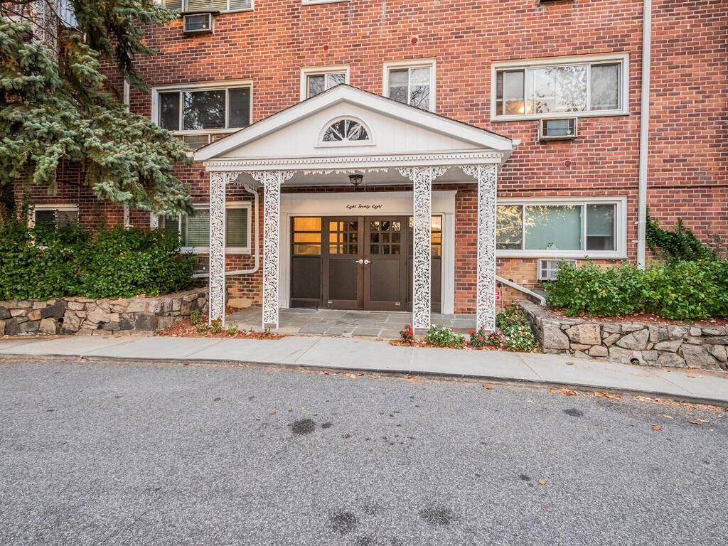 New Rochelle, NY 10801,828 PELHAMDALE AVE #2P