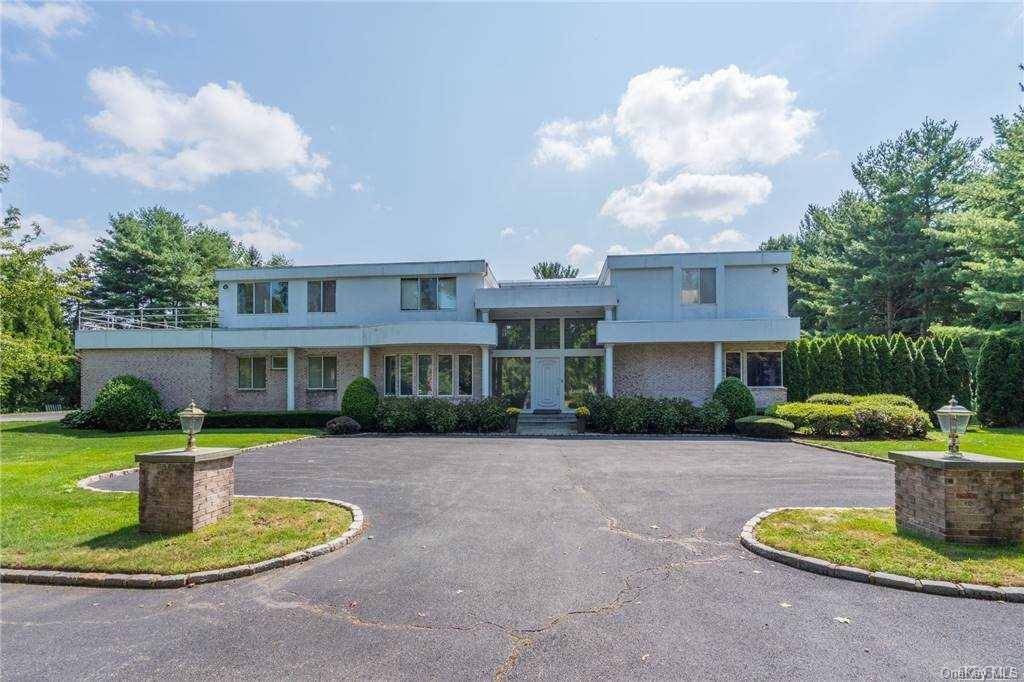 Old Westbury, NY 11568,7 Pinetree Lane