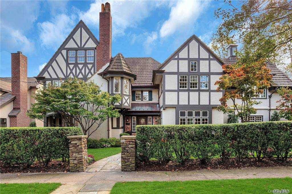 Douglaston, NY 11363,318 Kenmore RD