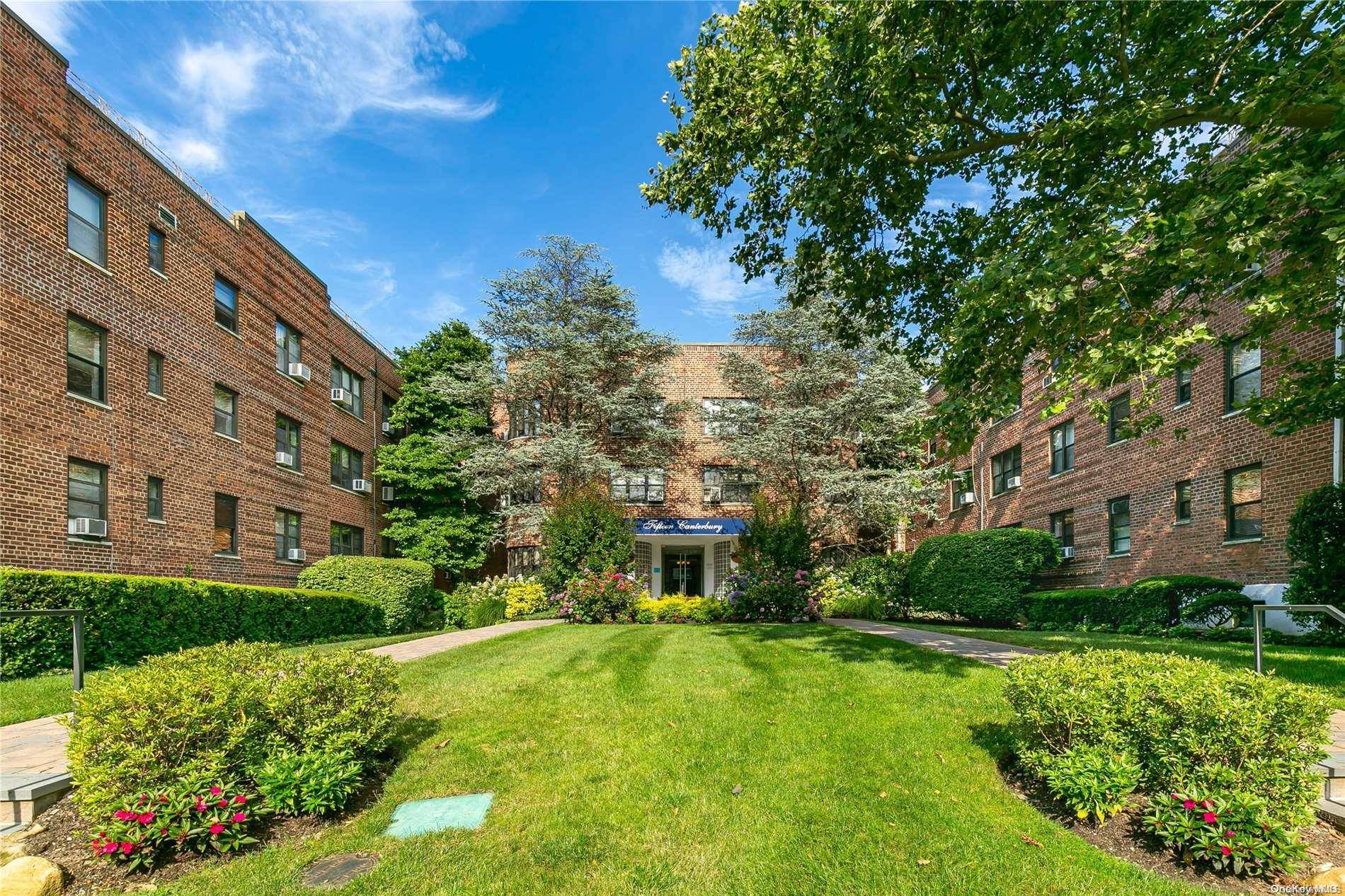 Great Neck, NY 11021,15 Canterbury #C6