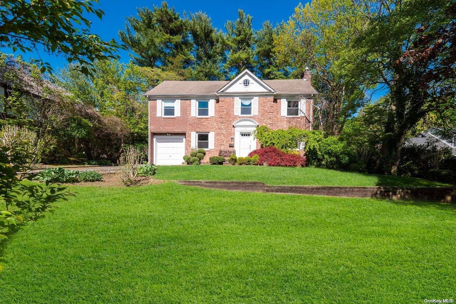 Great Neck, NY 11021,5 Brookbridge RD