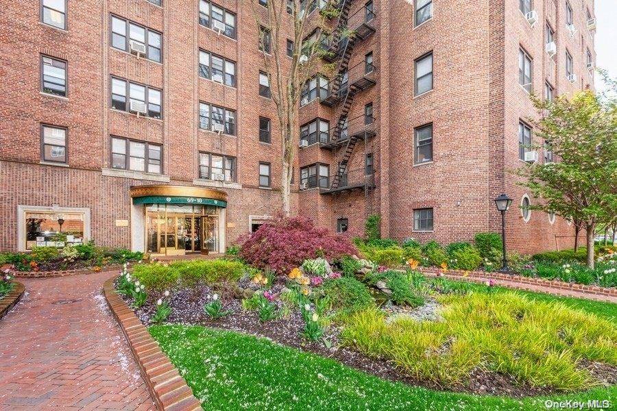 Forest Hills, NY 11375,69-10 Yellowstone BLVD #202