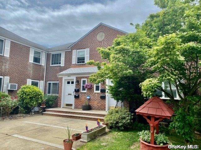 Glen Oaks, NY 11004,260-10 75th Avenue #B7-1