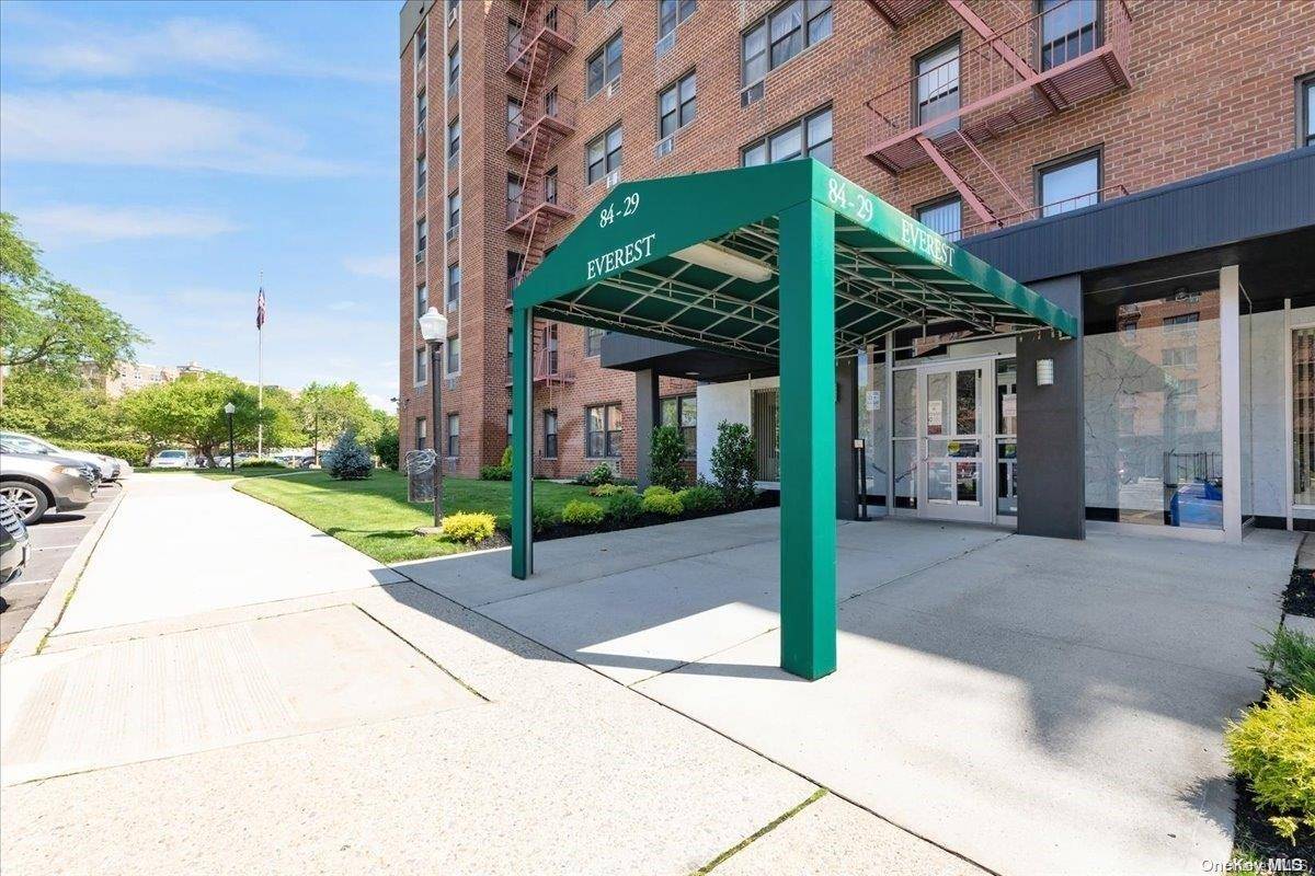 Howard Beach, NY 11414,84-29 155th AVE #2C