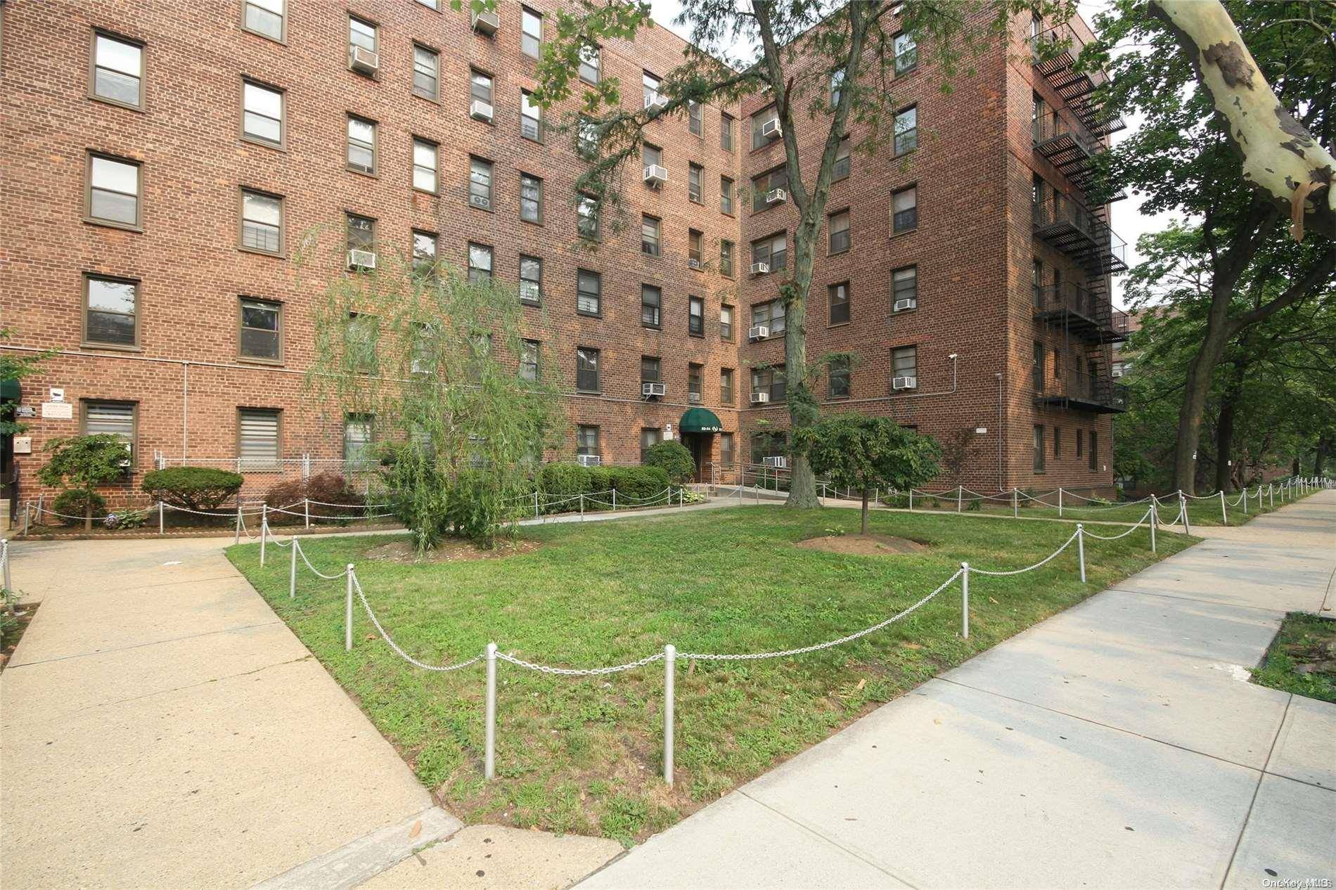 Maspeth, NY 11378,52-54 65th PL #1J