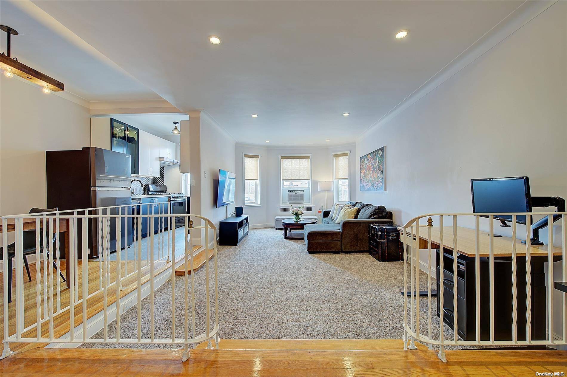 Forest Hills, NY 11375,76-36 113th ST #4L