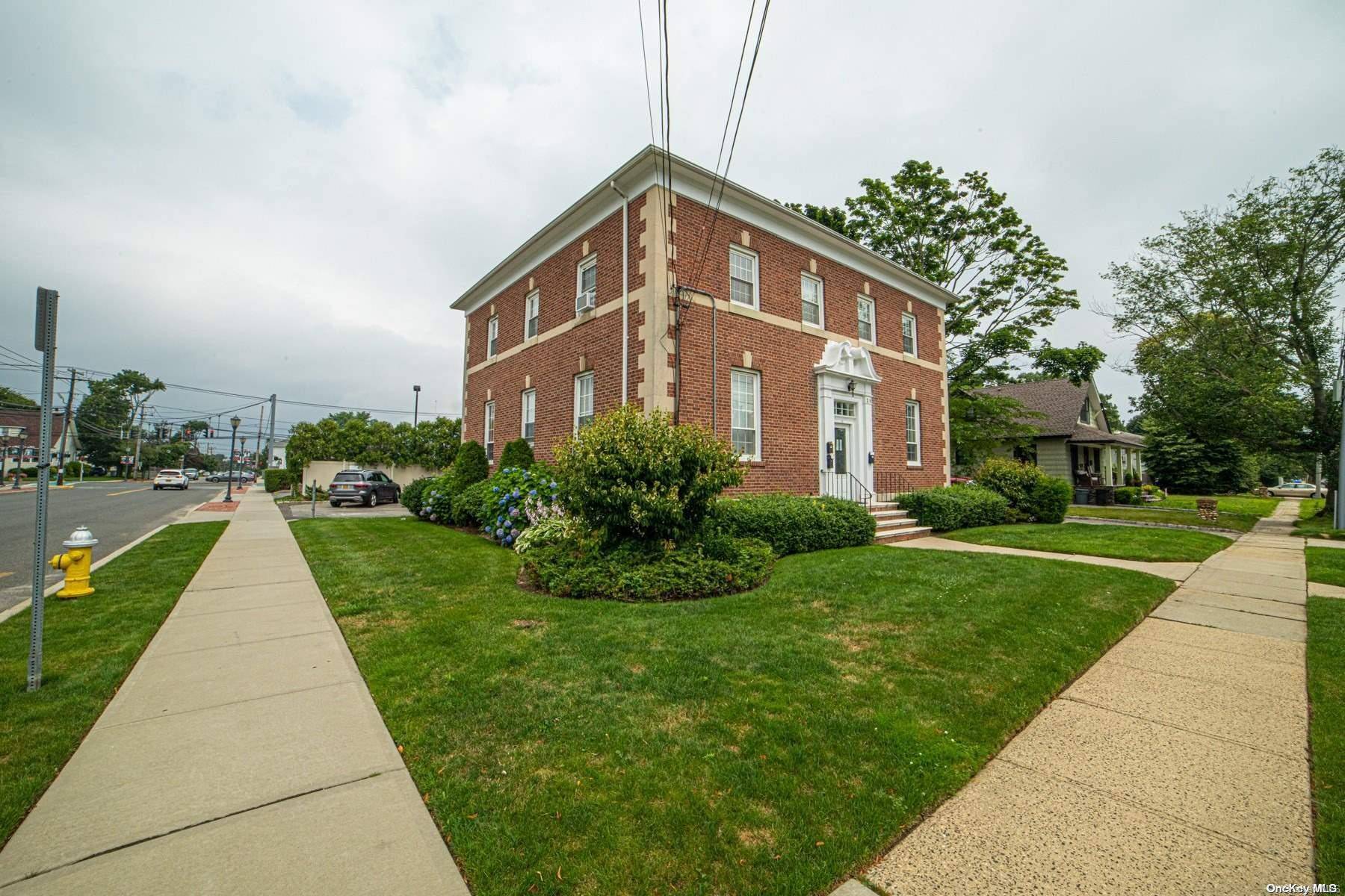 Lindenhurst, NY 11757,304 S 1st ST