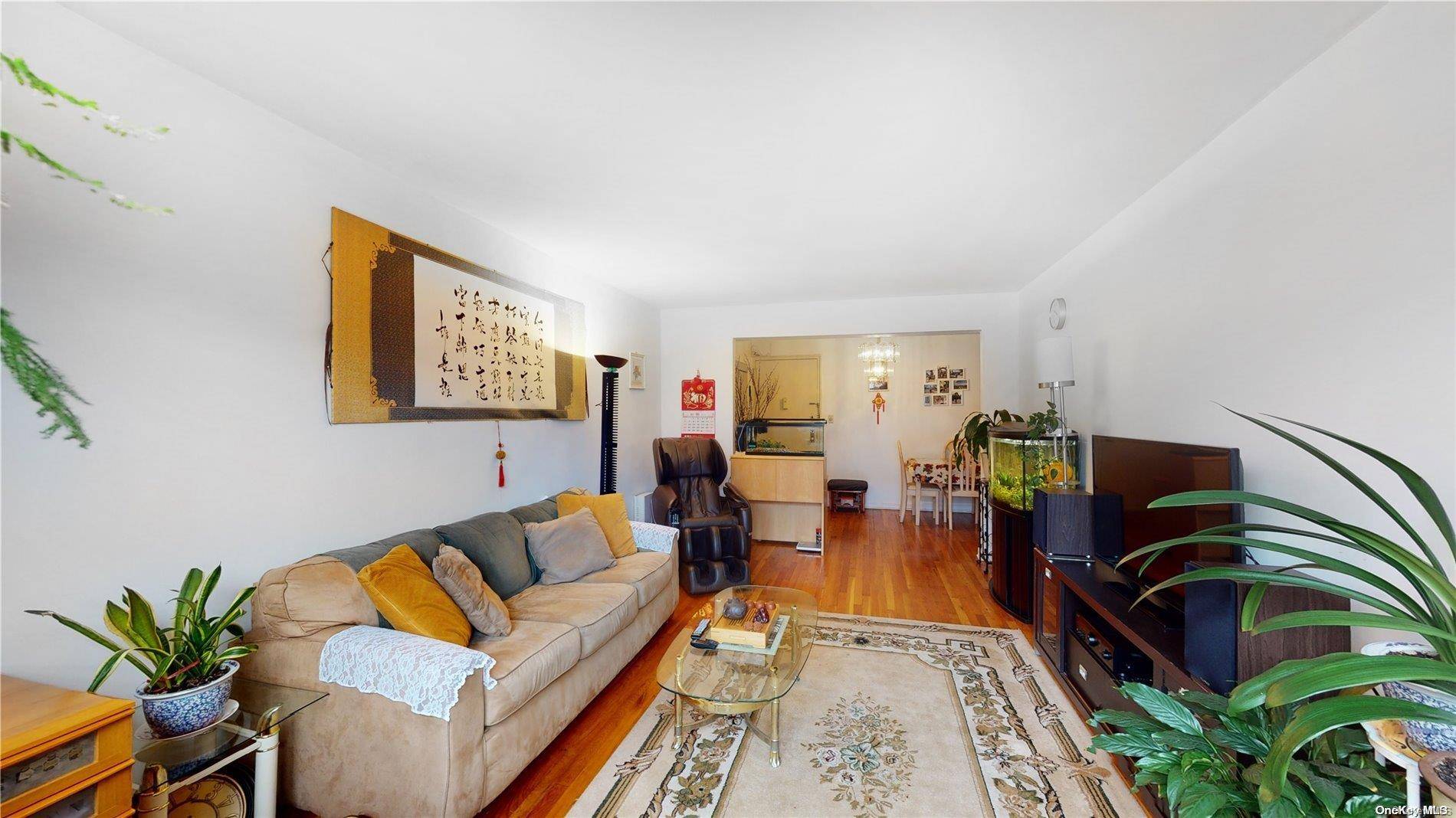 Jackson Heights, NY 11372,3306 92 St #5L