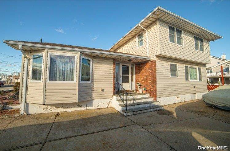 Lindenhurst, NY 11757,786 S 9th ST