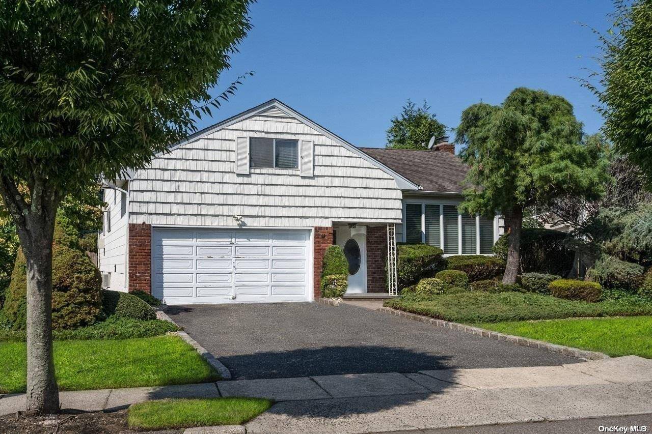 Plainview, NY 11803,112 Roxton RD