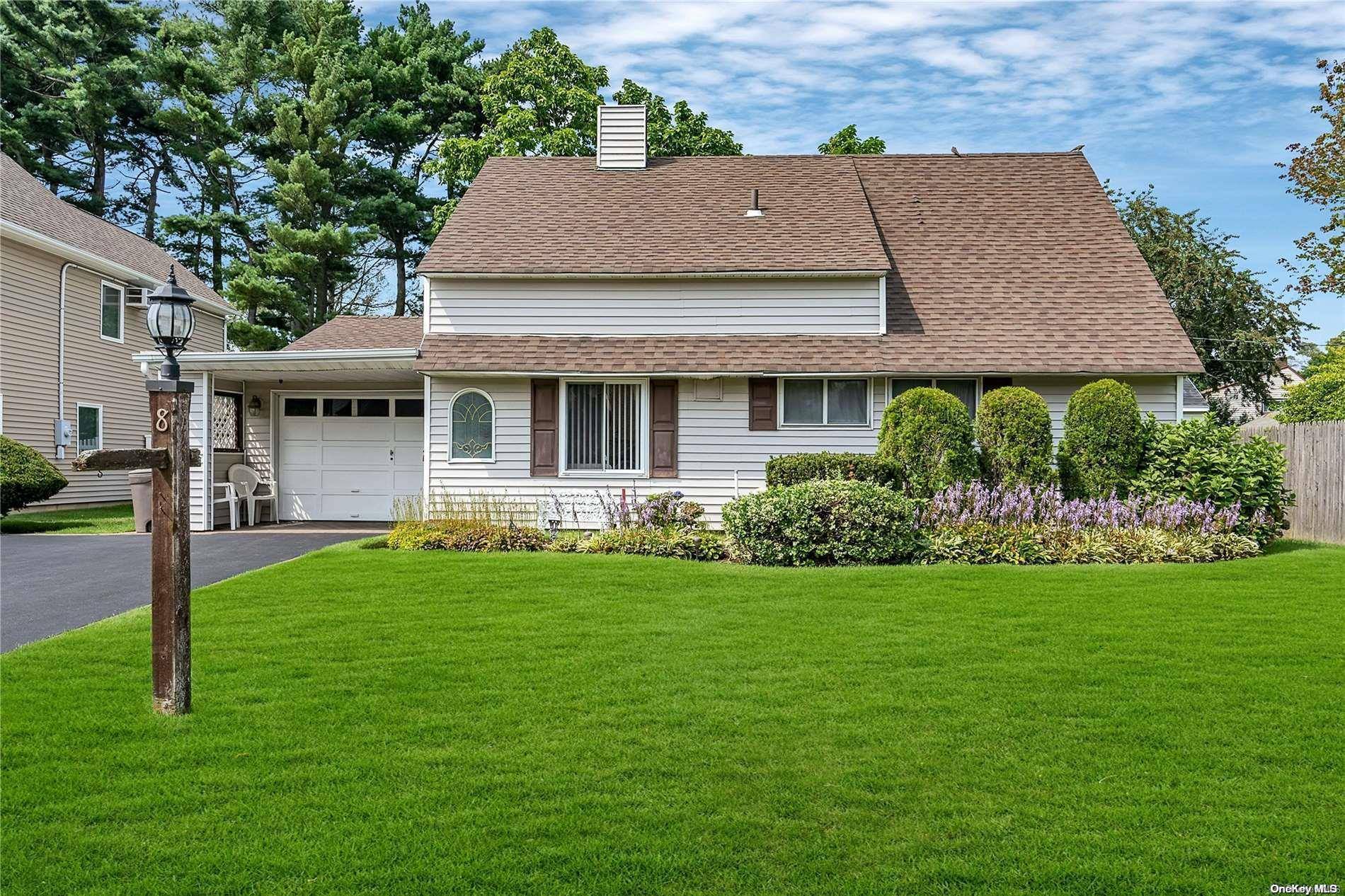 Westbury, NY 11590,8 Pinecone LN