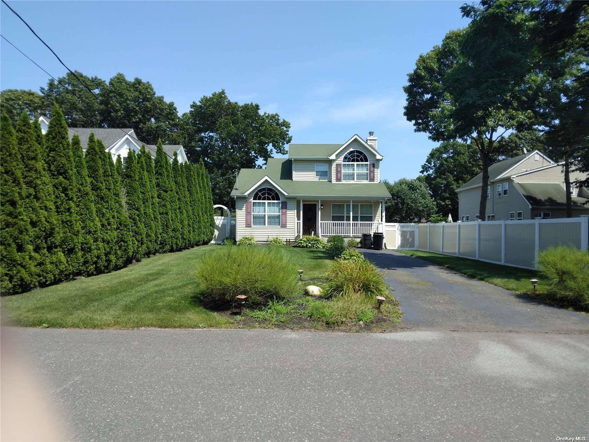 Shirley, NY 11967,1 The Green