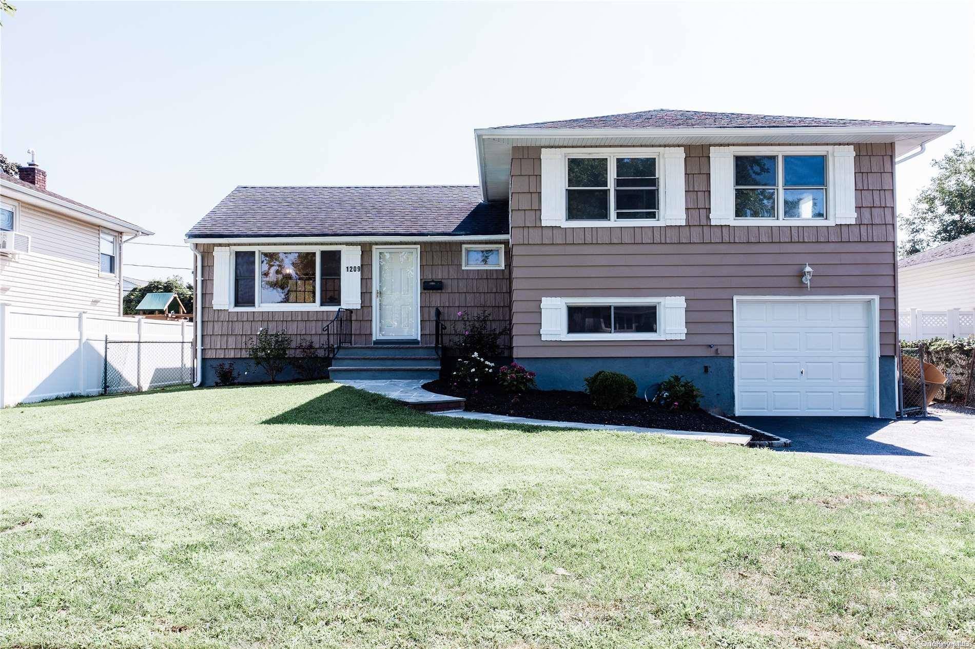 Seaford, NY 11783,1209 Sylvia RD